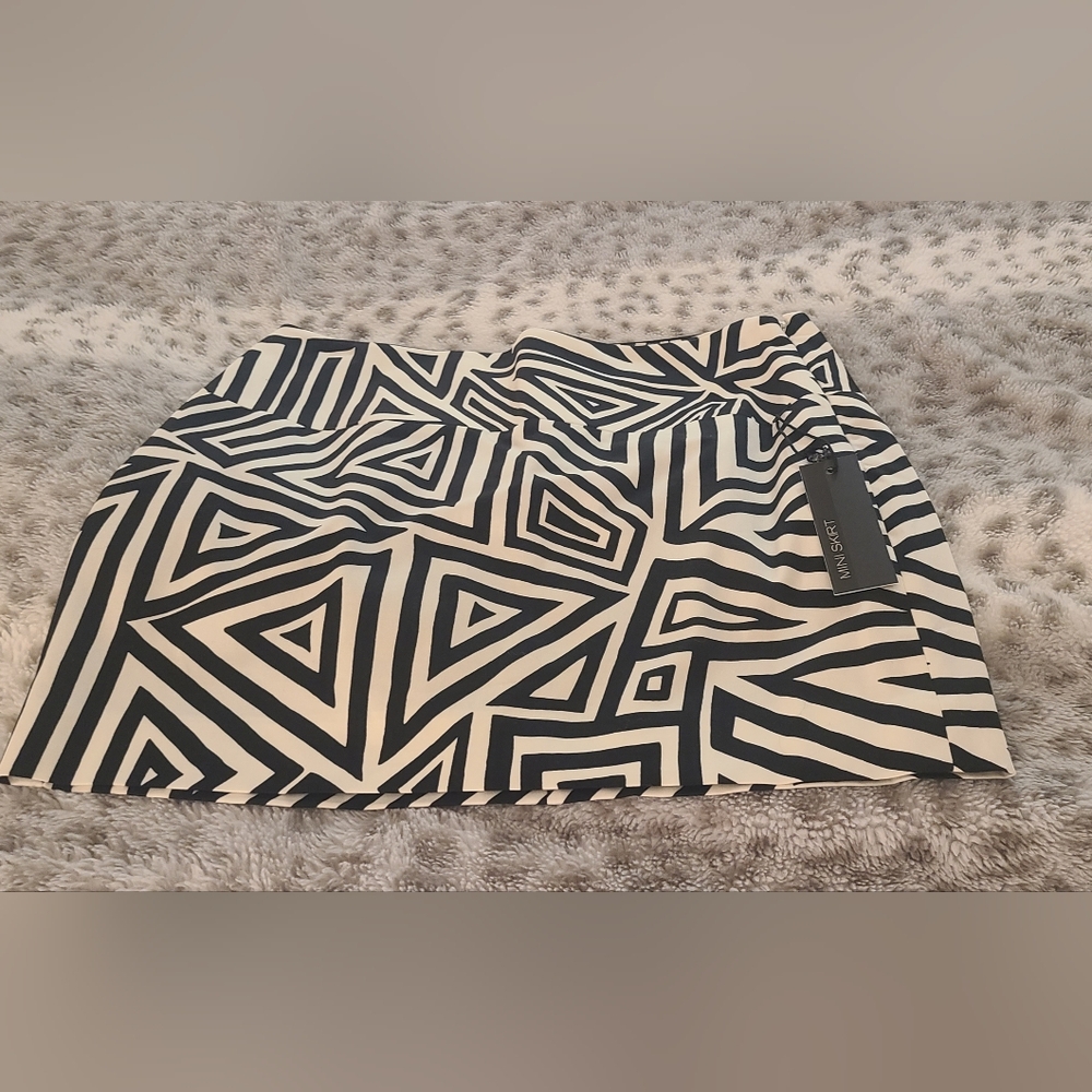 NWT Express Black and White Geometric Mini Skirt- Size 2